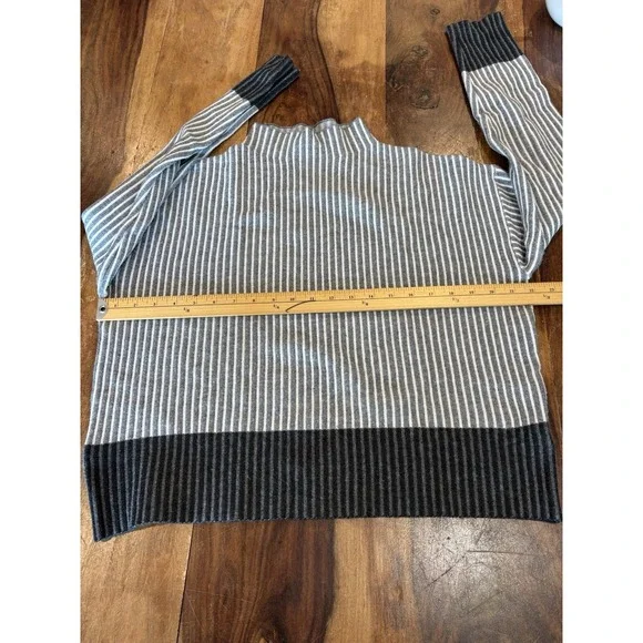 Aritzia Tahari crop grey white stripe women's medium pullover sweater nautical - Picture 5 of 9